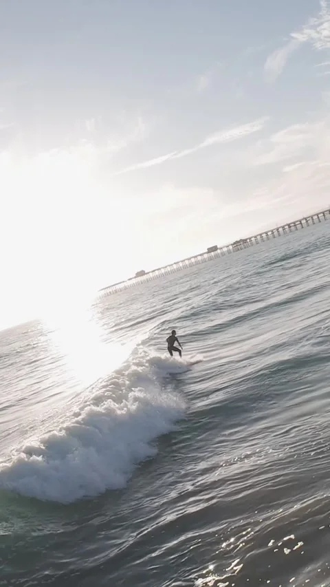 070426 San Clemente Surfer - 10 - distant left short sunset 9x16 Vidéo 338306331