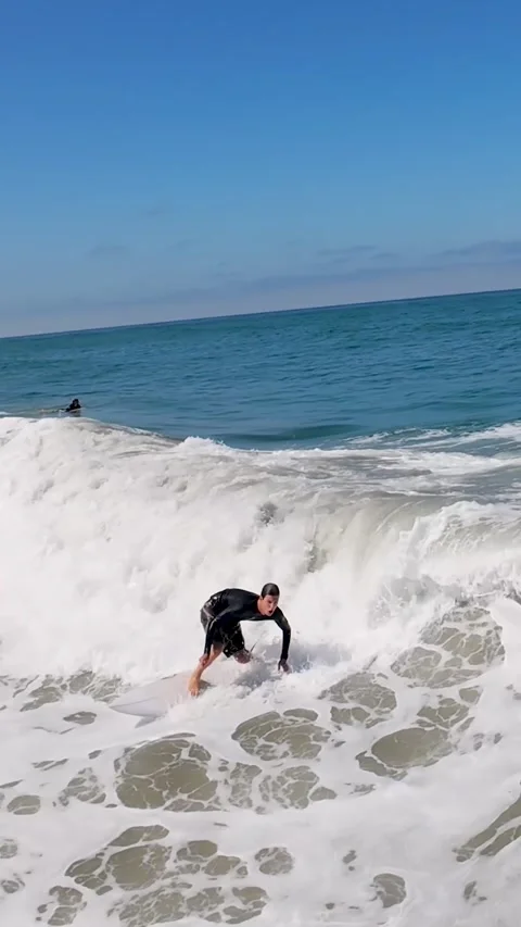 070626 Encinitas Surfer - 09 - lines on board shorts two snap left 9x16 Vidéo 338371032