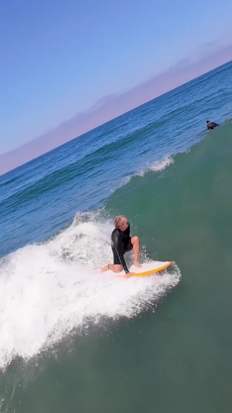 070626 Encinitas Surfer - 11 - orange rails on board closeout left 9x16 Vidéo 338370917