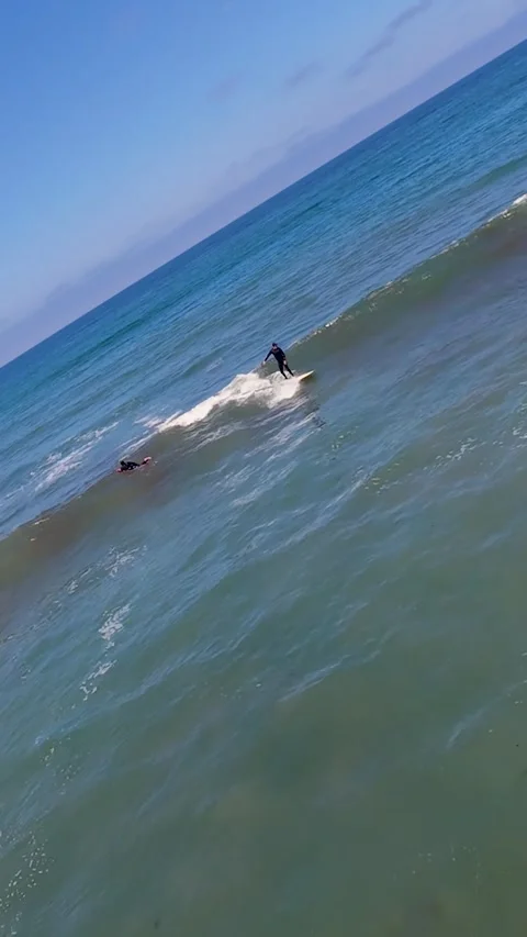 070626 Encinitas Surfer - 27 - launch to black helmet good left cruise 9x16 Vidéo 338371154