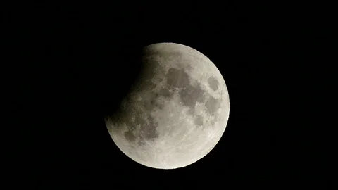 07/16/2019 lunar eclipse, lunar eclipses in the sky, lunar eclipses in stages, Vídeos de archivo 112576449