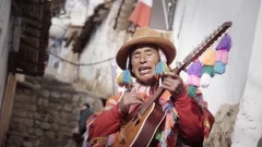 Elder peruvian man singing on the streets of Peru,