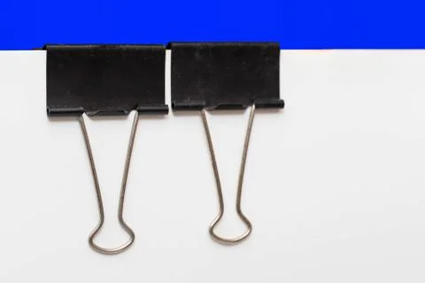 คลิปหนีบกระดาษสีดำบนพื้นหลังสีขาว Stock Photos