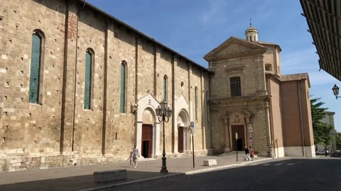 09 09 2018 Atri, Abruzzo - Side view of S.Maria Assunta catholic cathedral 스톡 동영상 95936873