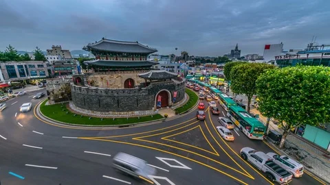 ประตูป้อมฮวาซอง, โซลและการจราจรในกรุงโซล, เกาหลีใต้ Stock Footage 95137752