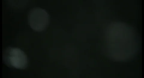 ตอนนี้สีขาวลอยอยู่ในอากาศบนพื้นหลังสีดำ Stock Footage 96712022