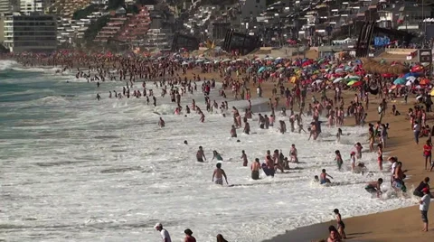 0985  Great waves at Reñaca Beach, Viña del Mar, Chile Stock Footage 33873418