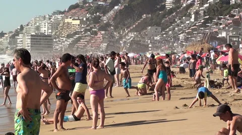 0994 Good crowd at Reñaca Beach, Viña del Mar, Chile Stock Footage 33919804