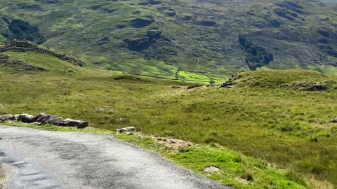1. Car POV driving down from Hardknott Pass to Duddon Valley Vídeo Stock 276219476