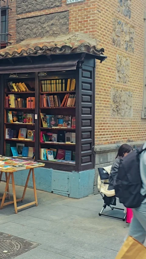 1 June 2026, Mardid, Spain, Street Poet Writing Personalized Poems For Tourists Vidéo 337744922