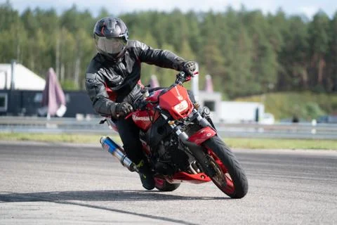 10-06-2020 Riga Latvia Motorcycle practice leaning into a fast corner on trac 库存照片