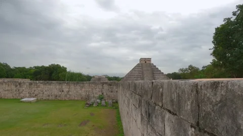 10 January 2024, Chichen Itza, Mexico: Kukulkan pyramid Stock Footage 339023732