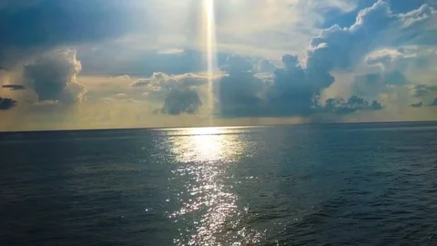 10 Sscond video vivid cloudy sky sun reflestion on ocean surface Stock Footage 96518447