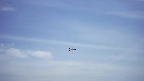 A-10 Thunderbolt II fighter plane in a very fast pass, with condensation trai 库存影片 234797547