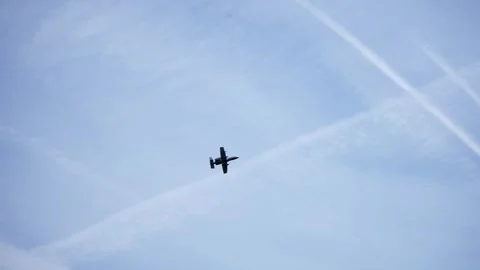 A-10 Thunderbolt II fighter plane in a very fast pass, with condensation trai 库存影片 246651038