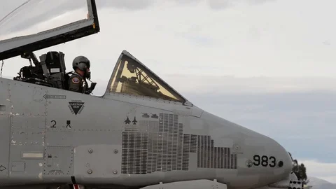 A-10 Thunderbolt II pilot conducting pre flight cockpit checks Vídeo Stock 104600697