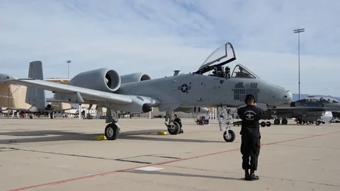 A-10 Thunderbolt II pilot testing brakes Stockbeeldmateriaal 104600752