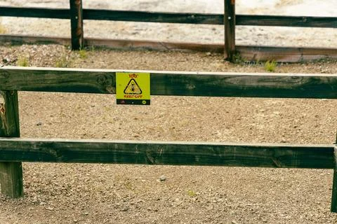 100 Degrees Keep Off Warning Sign Fence Stock-Fotos