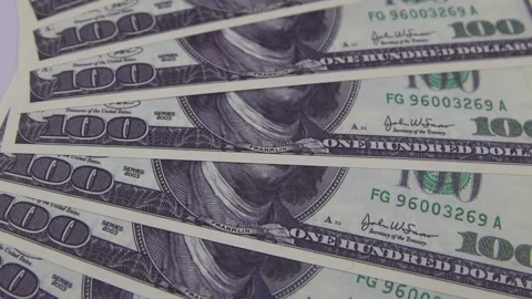 100 dollars bills rotating on the table. Rotation of paper money, close-up Vídeo Stock 142703283
