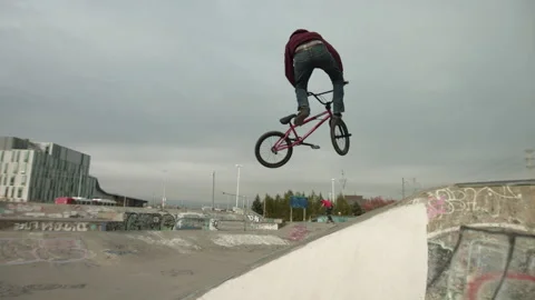 100 frames per second tailwhip on BMX bike Stock Footage 141828050