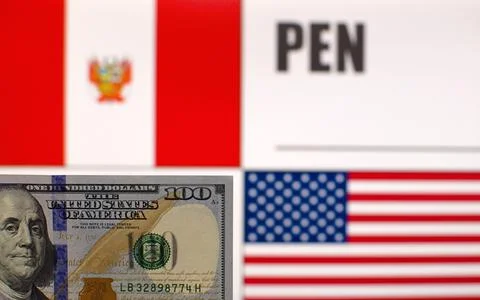 100 US dollars on blurred background of Peru and USA flags Foto stock