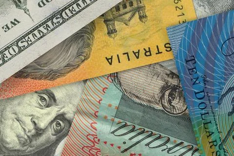 $100 US note peeks out from under Australian dollar bills. Currency market... Foto stock