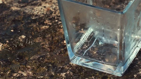 100fps Slow Motion of Sparkling Water and Lemon Falling into Glass 動画素材 94393152