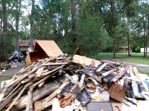 10/10/17 Dickinson, TX: Trash and debris on the streets of a flooded home 스톡 동영상 80933106