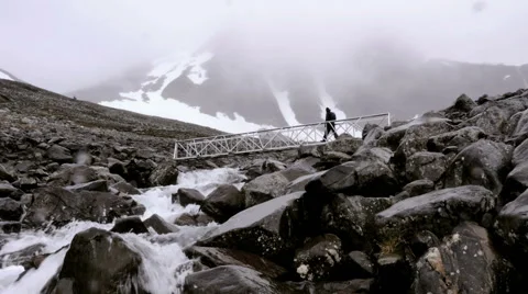 1067 man walking over a bridge in kebnekaise Vidéo 53049457