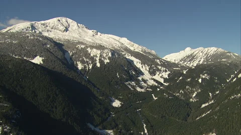 1080HD Cineflex of deep valley with forest and snow topped mountains Vídeos de archivo 40036575