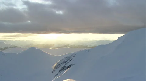 1080HD Cineflex fly towards sunset over snowy mountains Vídeo Stock 40013010