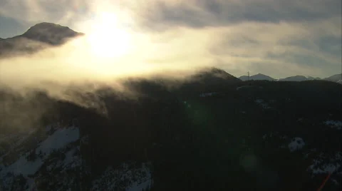 1080HD Cineflex shot of clouds in front of Mountain at sunset Vídeo Stock 40033923