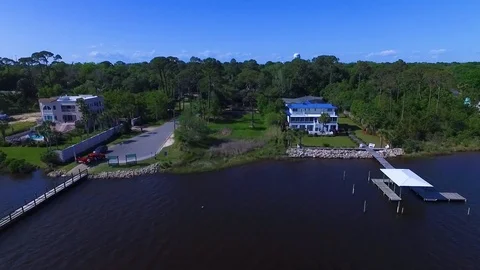 1080P Drone Backing Up From House Over Deep Blue Lake Vidéo 109299523