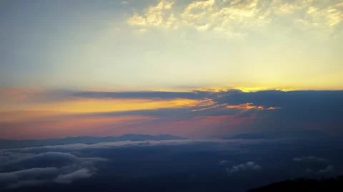 1080p Rhythmic Golden Cloud Flow During Red Sunrise Timelapse 库存影片 332046854