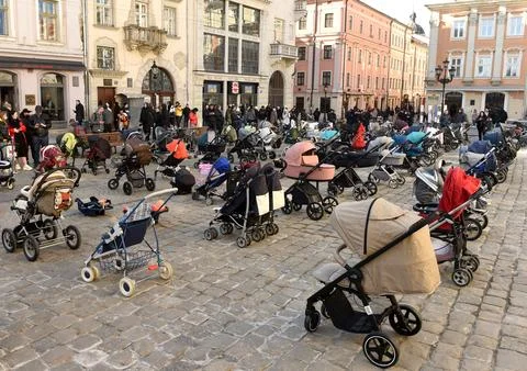 109 empty strollers an action to highlight the number of killed children Fotos de archivo