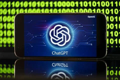 11.04.2023, Grüner Binär-Code auf Bildschirm mit Schriftzug chatGPT 11.04.. Stock-Fotos