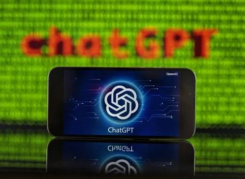 11.04.2023, Grüner Binär-Code auf Bildschirm mit Schriftzug chatGPT 11.04.. Stock-Fotos