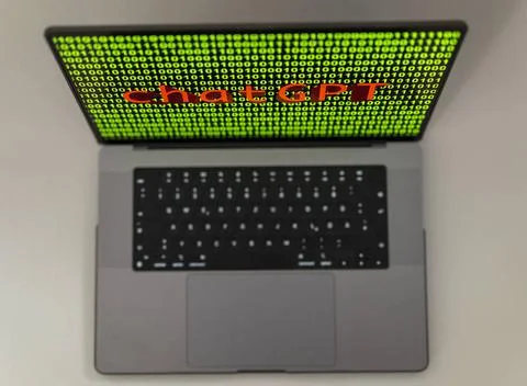 11.04.2023, Grüner Binär-Code auf Apple-Laptop Bildschirm mit Schriftzug c. Stock-Fotos