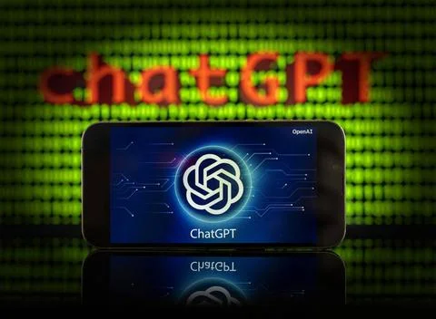 11.04.2023, Grüner Binär-Code auf Bildschirm mit Schriftzug chatGPT 11.04.. Stock-Fotos