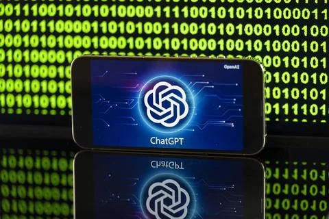 11.04.2023, Grüner Binär-Code auf Bildschirm mit Schriftzug chatGPT 11.04.. Stock-Fotos