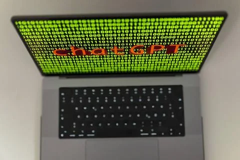 11.04.2023, Grüner Binär-Code auf Apple-Laptop Bildschirm mit Schriftzug c. Stock-Fotos
