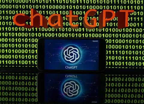 11.04.2023, Grüner Binär-Code auf Bildschirm mit Schriftzug chatGPT 11.04.. Stock-Fotos