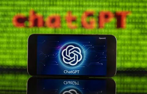 11.04.2023, Grüner Binär-Code auf Bildschirm mit Schriftzug chatGPT 11.04.. Stock-Fotos