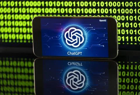 11.04.2023, Grüner Binär-Code auf Bildschirm mit Schriftzug chatGPT 11.04.. Stock-Fotos