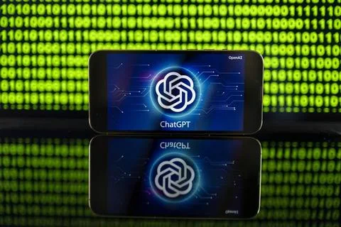 11.04.2023, Grüner Binär-Code auf Bildschirm mit Schriftzug chatGPT 11.04.. Stock-Fotos