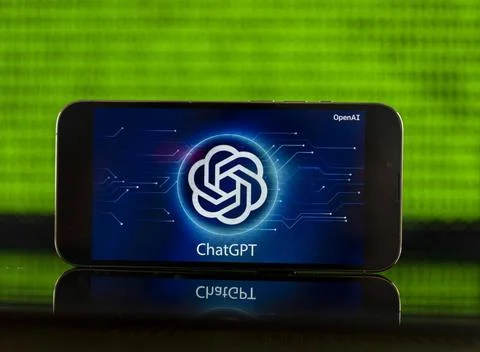 11.04.2023, Grüner Binär-Code auf Bildschirm mit Schriftzug chatGPT 11.04.. Stock-Fotos