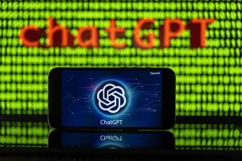 11.04.2023, Grüner Binär-Code auf Bildschirm mit Schriftzug chatGPT 11.04.. Stock-Fotos