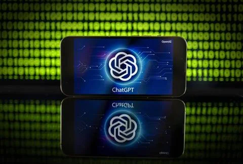 11.04.2023, Grüner Binär-Code auf Bildschirm mit Schriftzug chatGPT 11.04.. Stock-Fotos