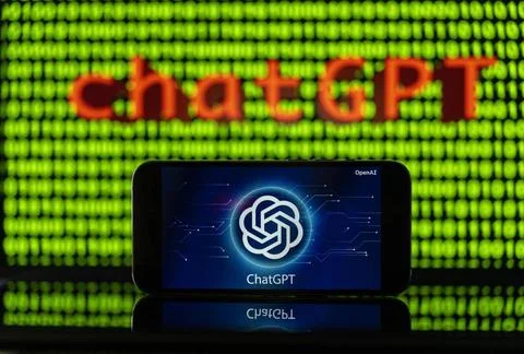 11.04.2023, Grüner Binär-Code auf Bildschirm mit Schriftzug chatGPT 11.04.. Stock-Fotos