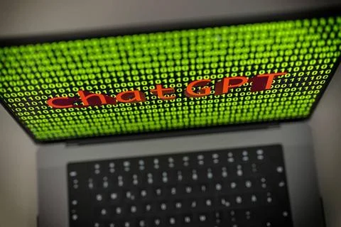 11.04.2023, Grüner Binär-Code auf Apple-Laptop Bildschirm mit Schriftzug c. Stock-Fotos